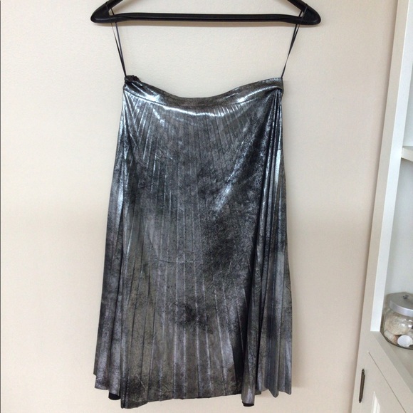 Romeo & Juliet Couture metallic pleated skirt - Picture 3 of 4